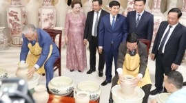 Chủ tịch nước Võ Văn Thưởng cùng Tổng thống Kazakhstan thử làm gốm Chu Đậu