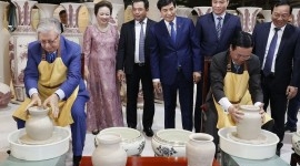 Vietnamese, Kazakh leaders visit ancient pottery village