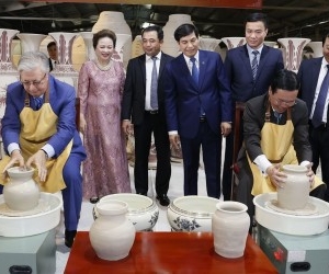 Vietnamese, Kazakh leaders visit ancient pottery village