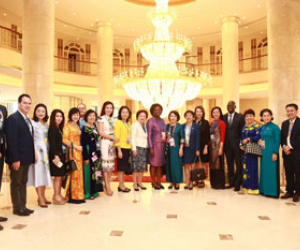 Chủ tịch tập đoàn BRG tiếp thân mật Bà Victoria Kwakwa – Phó chủ tịch Ngân hàng thế giới phụ trách khu vực Đông Á – Thái Bình Dương bên lề APEC 2017