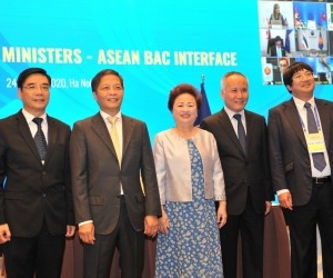 Madame Nguyễn Thị Nga báo cáo với Lãnh đạo cấp bộ trưởng ASEAN về tầm quan trọng của Giải thưởng Doanh nghiệp ASEAN (ABA) 2020