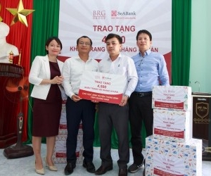 BRG Group presents antibacterial face masks to Quang Nam students