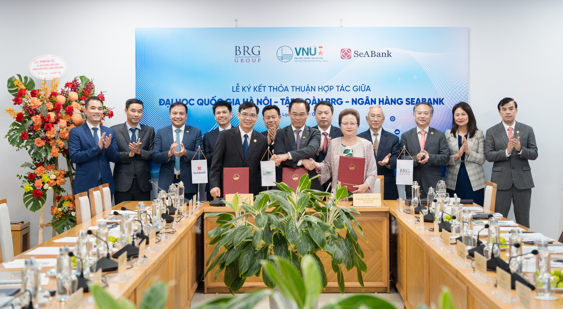 Representatives from BRG Group, SeABank, and Vietnam National University, Hanoi at the signing ceremony