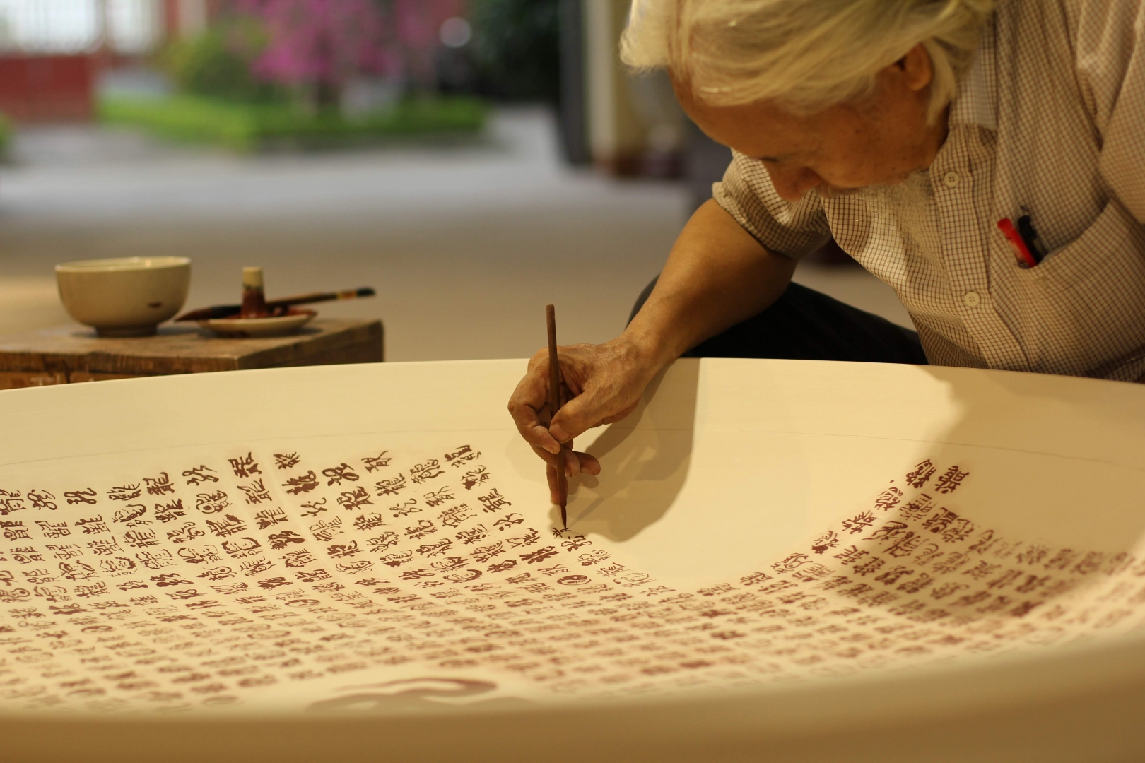 Ông Lê Thiên Lý viết 1.000 chữ Long bằng thư pháp trên đĩa gốm Chu Đậu